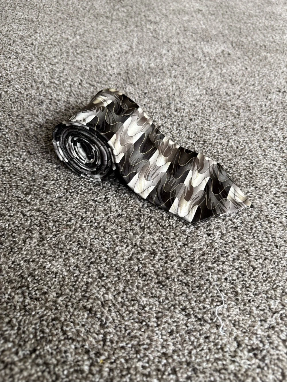 Bergamo New York X-Long Silk Tie Gray Black Abstract Wave Pattern - Picture 6 of 6
